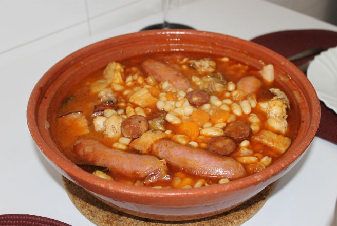 Cassoulet cu fasole, carnati si carne de pui