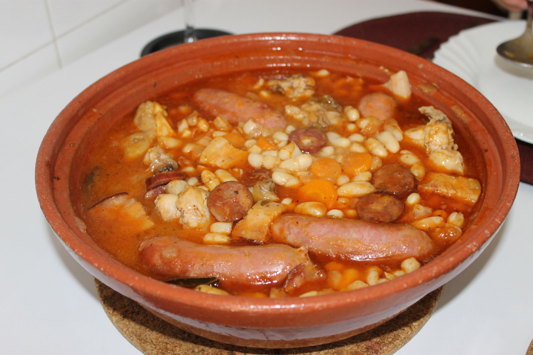 Cassoulet cu fasole, carnati si carne de pui