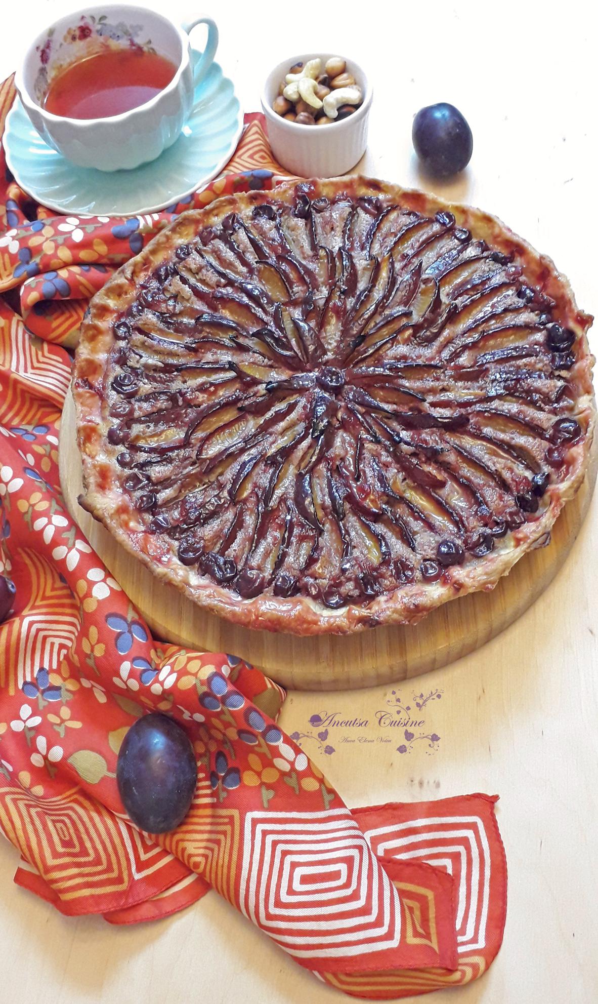 Desert tarta cu nuci, alune, prune si struguri