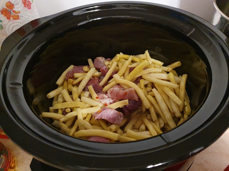 Fasole pastai cu carne de porc la slow cooker Crock Pot