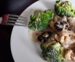 Carne de porc cu broccoli, crema de cocos si prune uscate-12