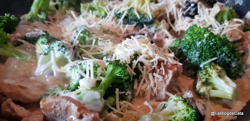 Carne de porc cu broccoli, crema de cocos si prune uscate