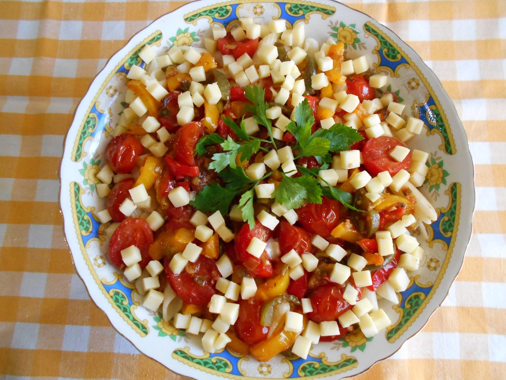 Salata calda de paste, cu legume si mozzarella