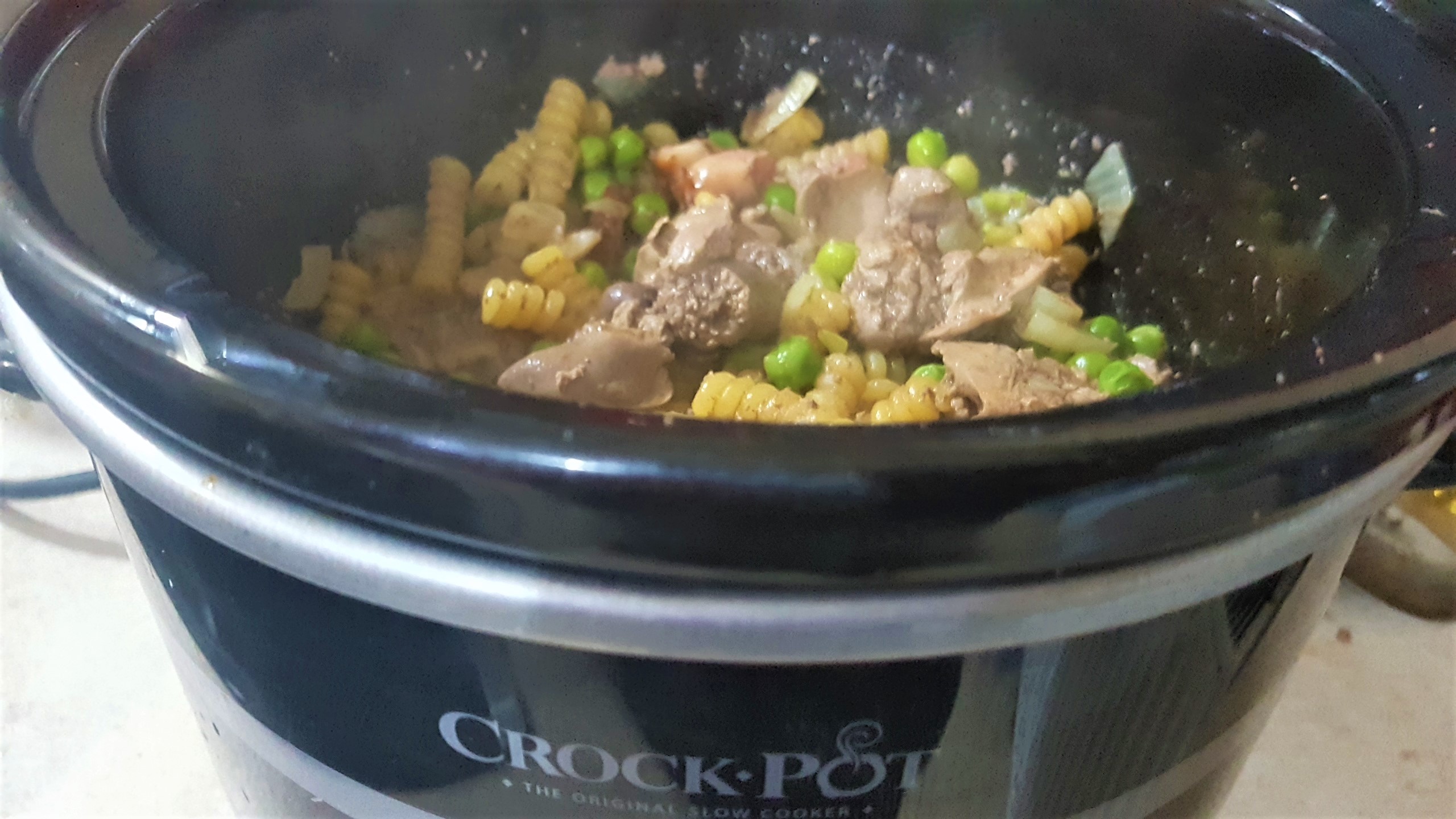 Ficatei de pui cu rigatoni si mazare la slow cooker Crock Pot