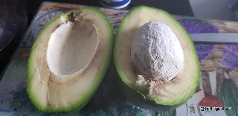 Humus cu lupin si avocado