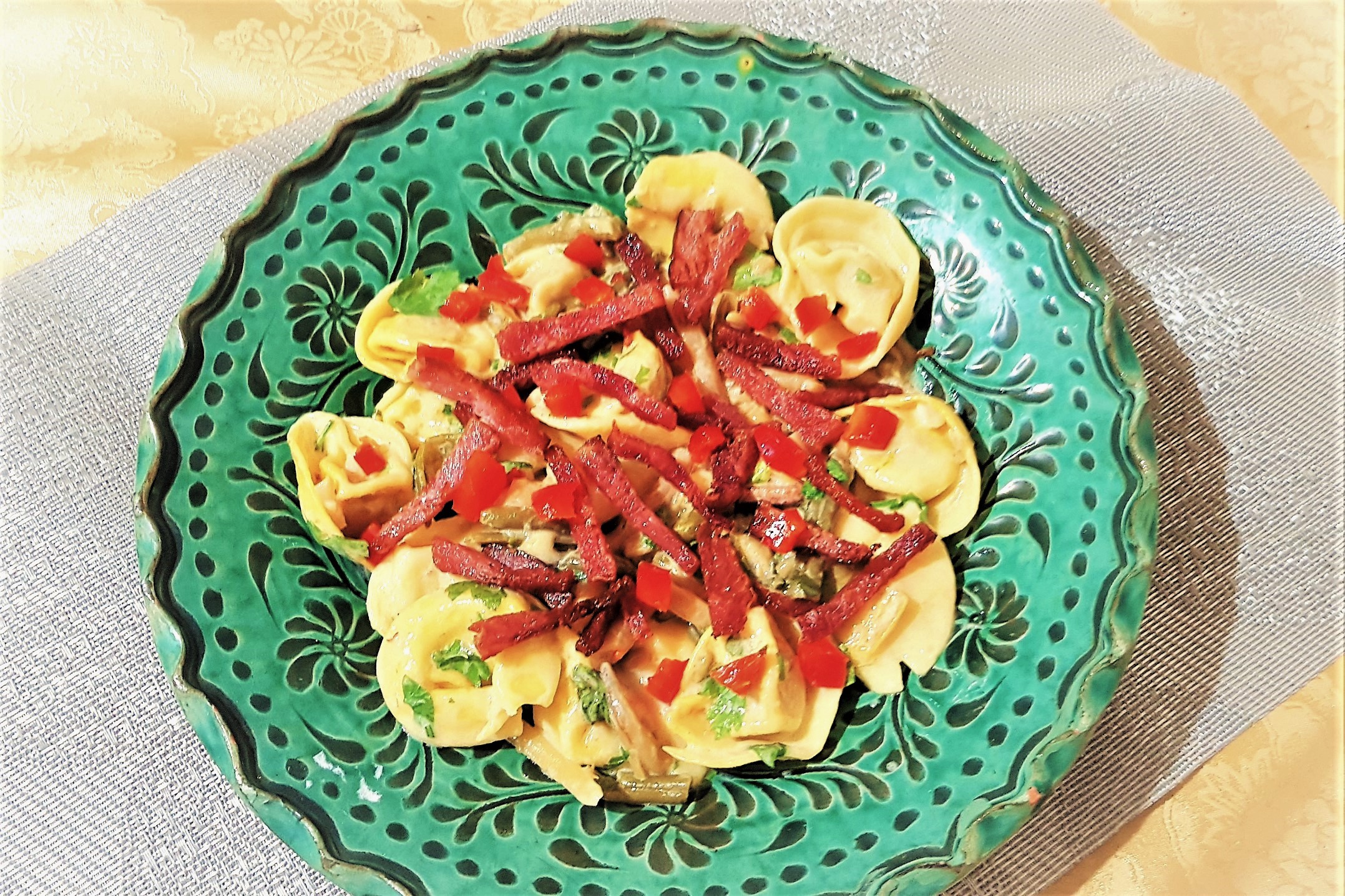 Tortellini cu sunca si sos Cheddar