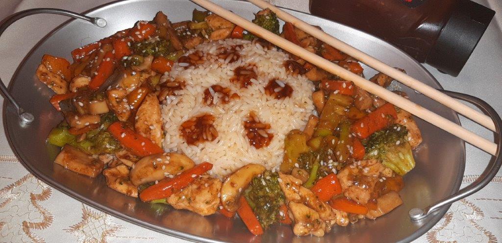 Piept de pui cu legume la wok