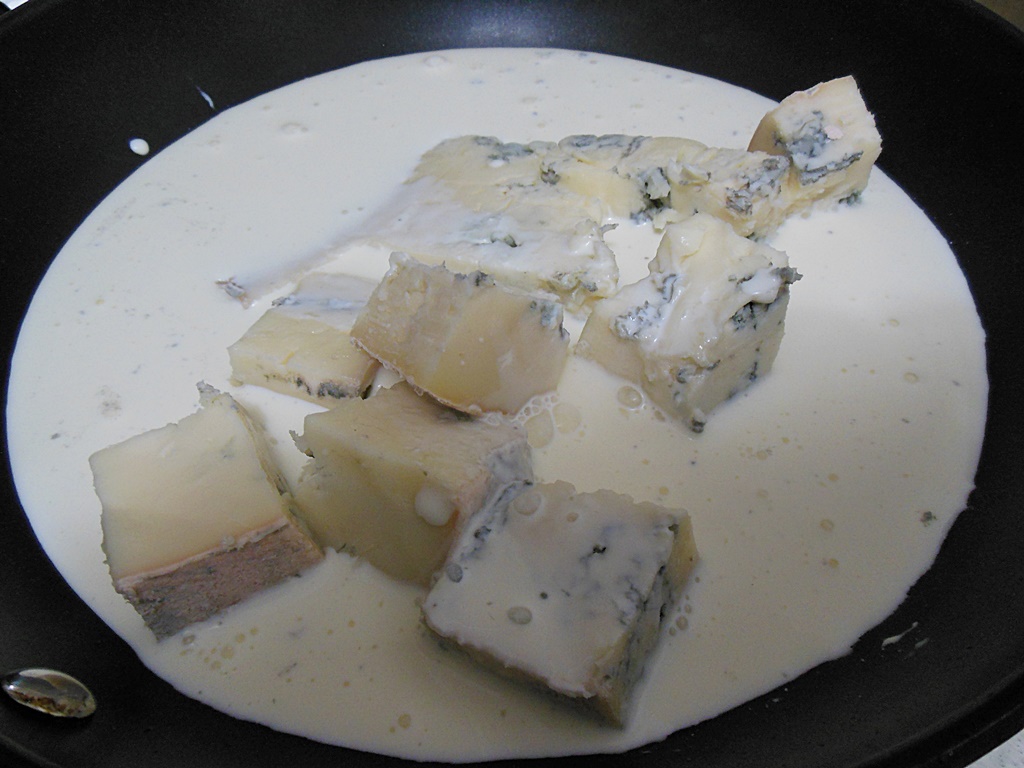 Piept de pui cu sos gorgonzola si smantana de gatit