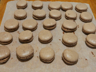 Desert macarons cu nuca, ciocolata si rom