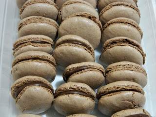 Desert macarons cu nuca, ciocolata si rom