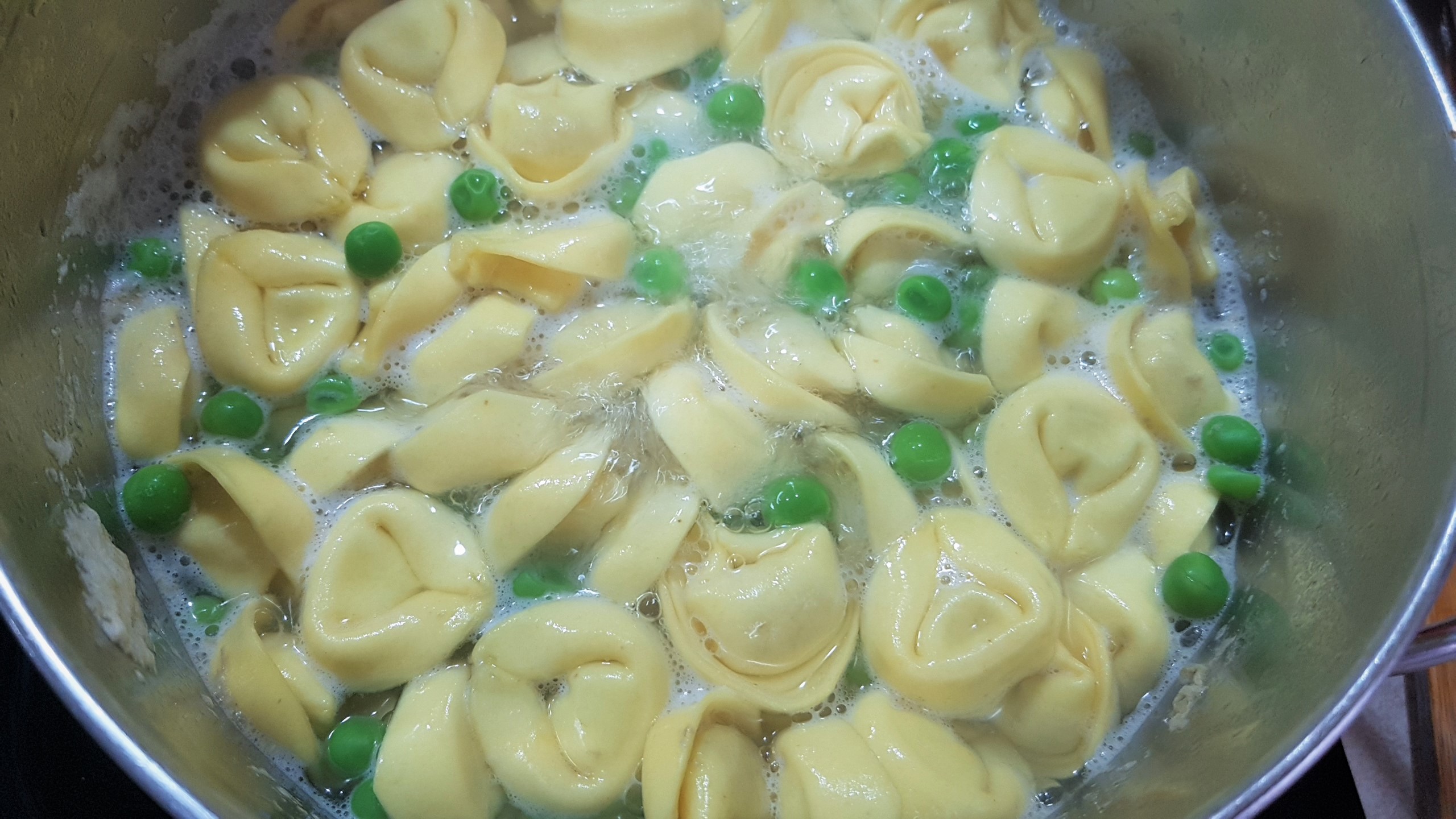 Salata calda cu pui si tortellini