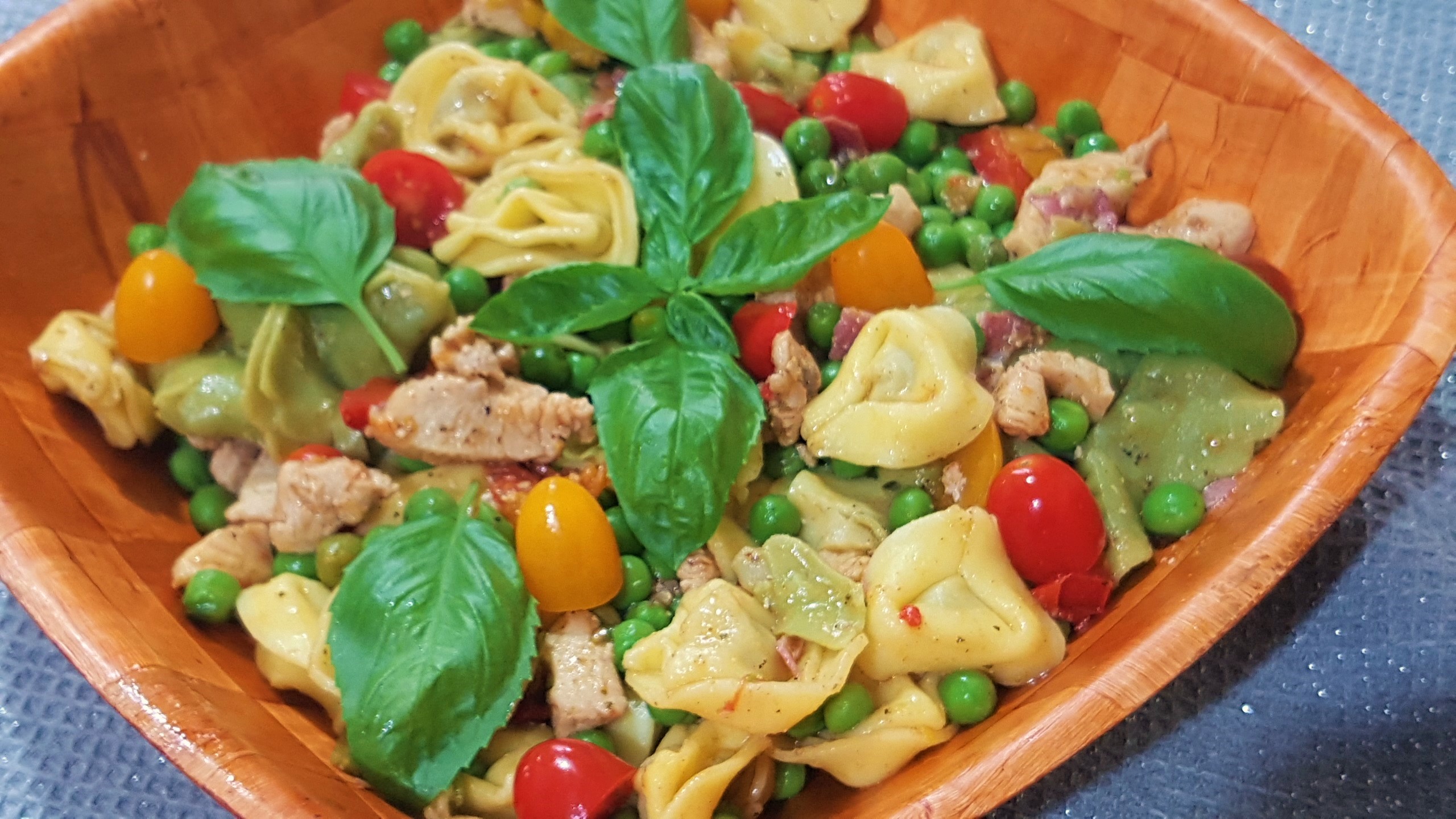 Salata calda cu pui si tortellini