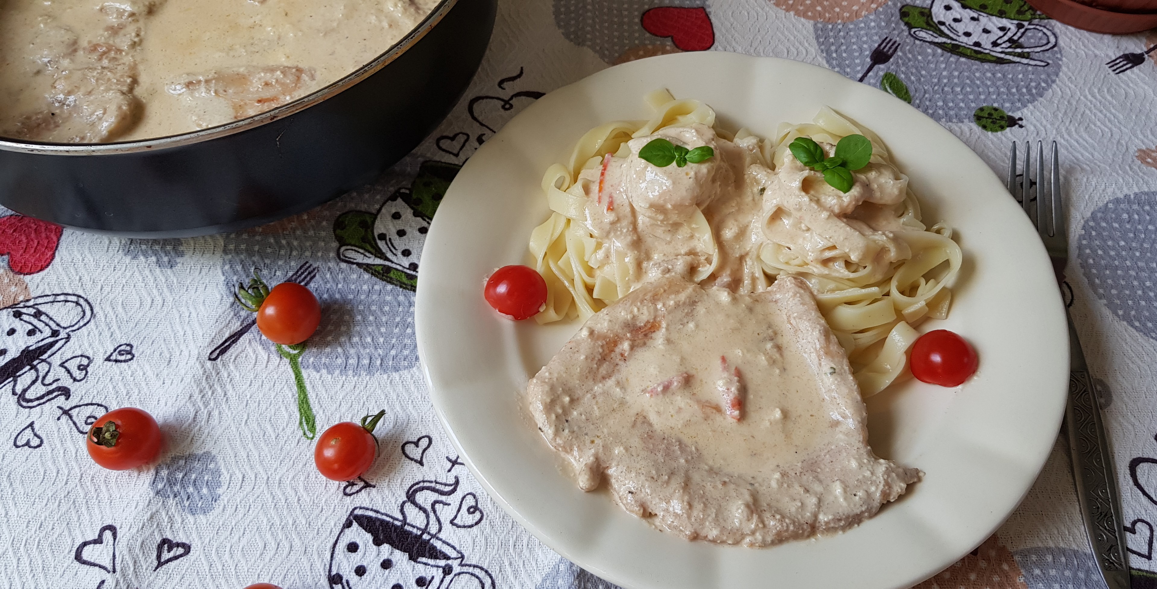 Piept de curcan in sos de smantana si urda