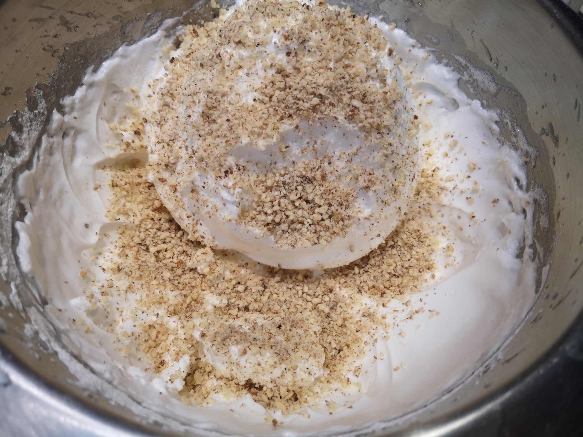 Desert prajitura cu blat din albusuri cu nuca si crema de ciocolata