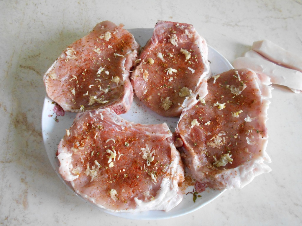 Cotlete de porc la tava, cu garnitura de cus-cus si rodie