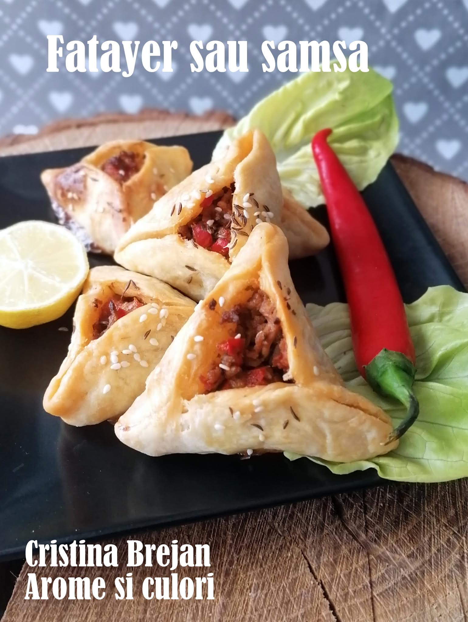 Aperitiv Fatayer sau samsa cu ardei si carne tocata