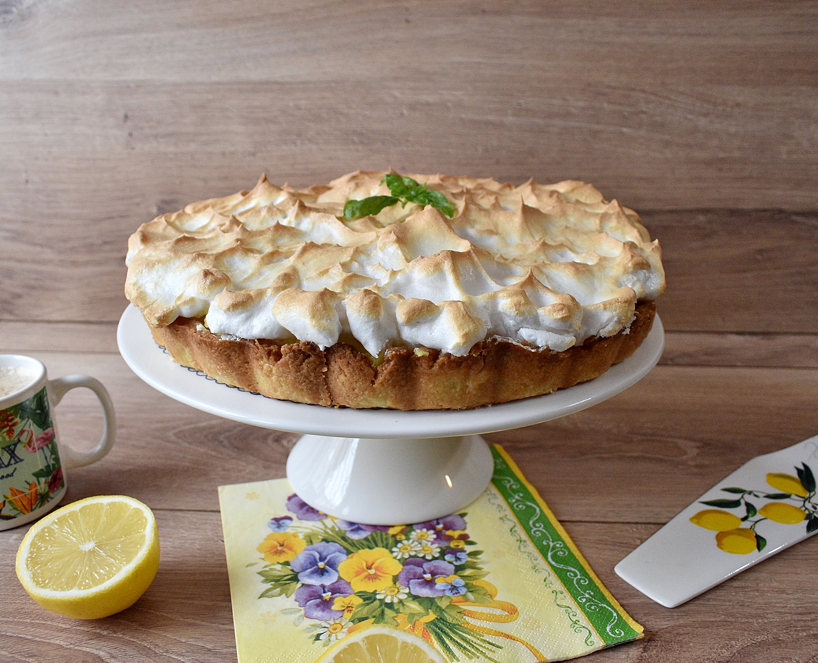 Desert tarta cu crema de lamaie si bezea