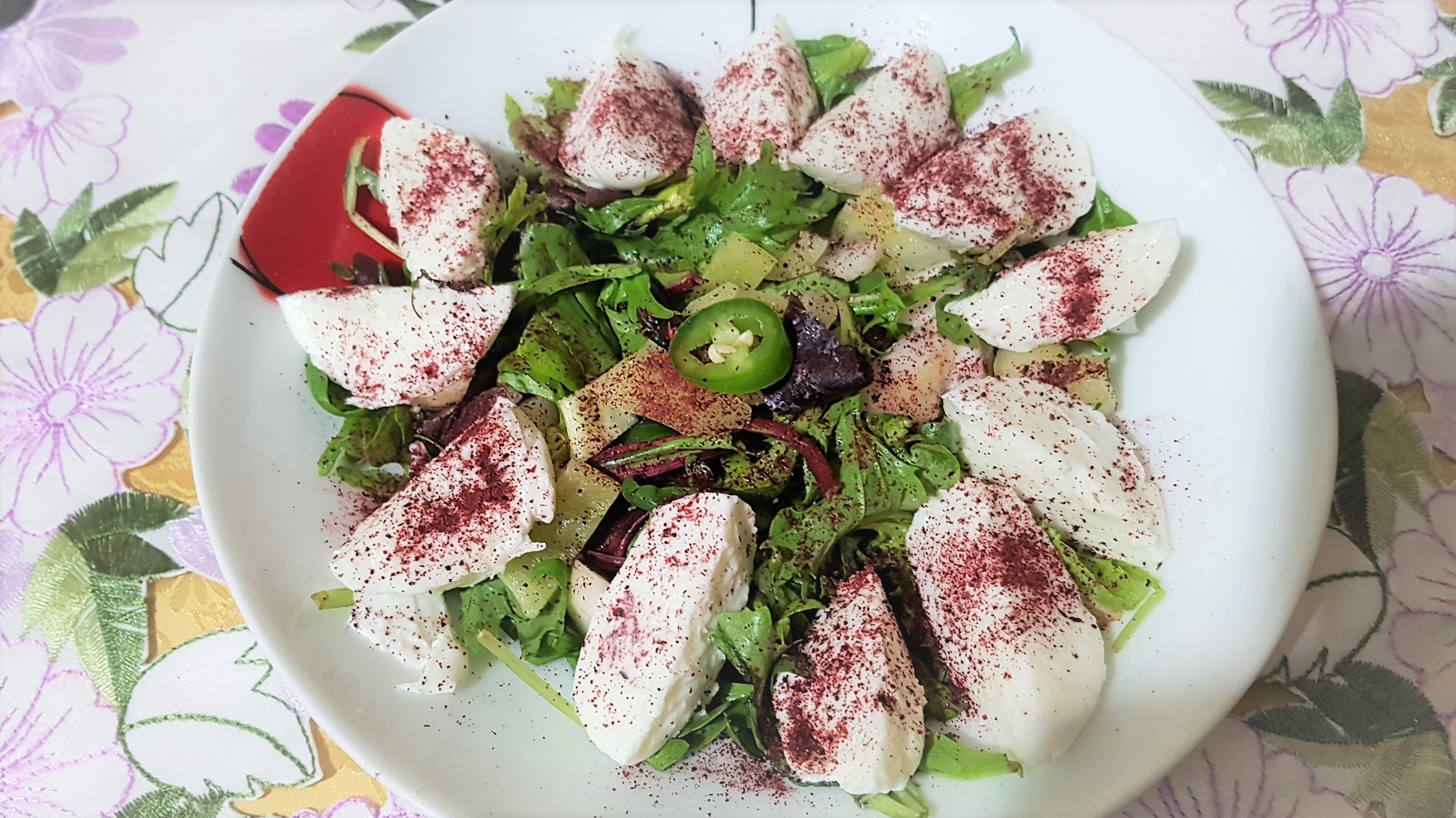 Salata cu mozzarella de buffalo si sumac