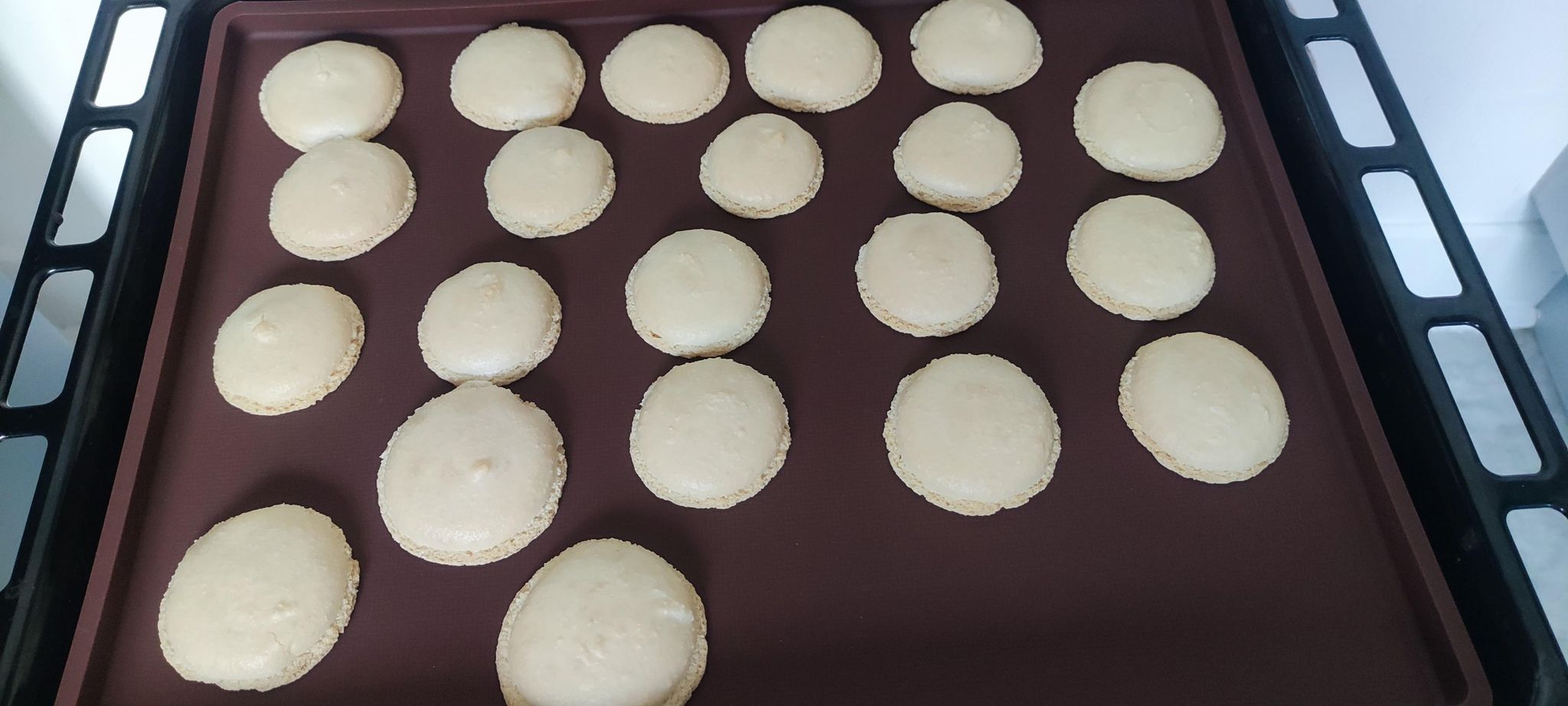 Desert macarons cu ciocolata (reteta nr. 400)