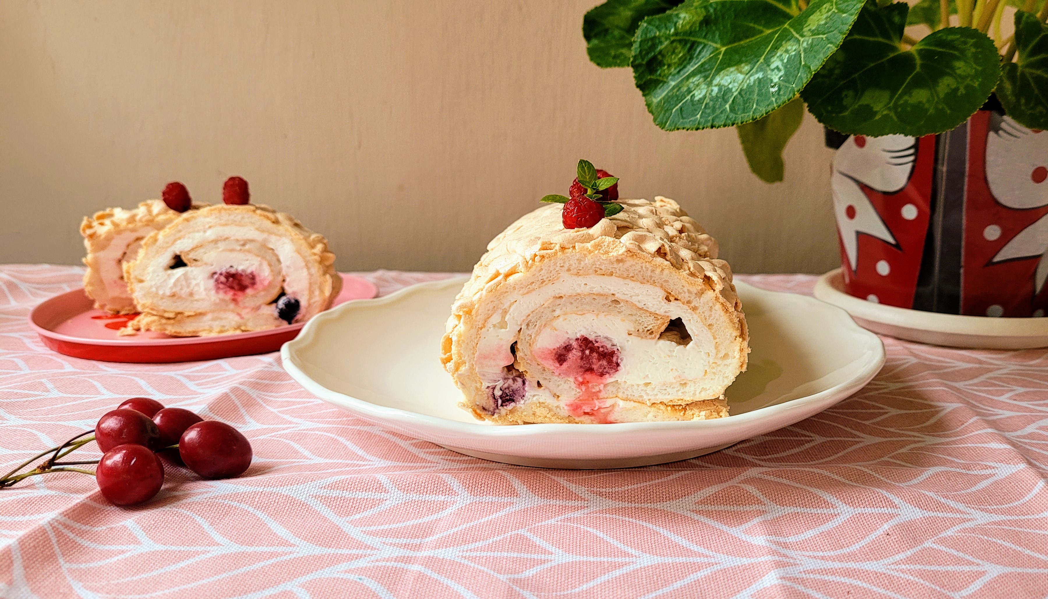 Rulada Pavlova, un desert delicios cu fructe