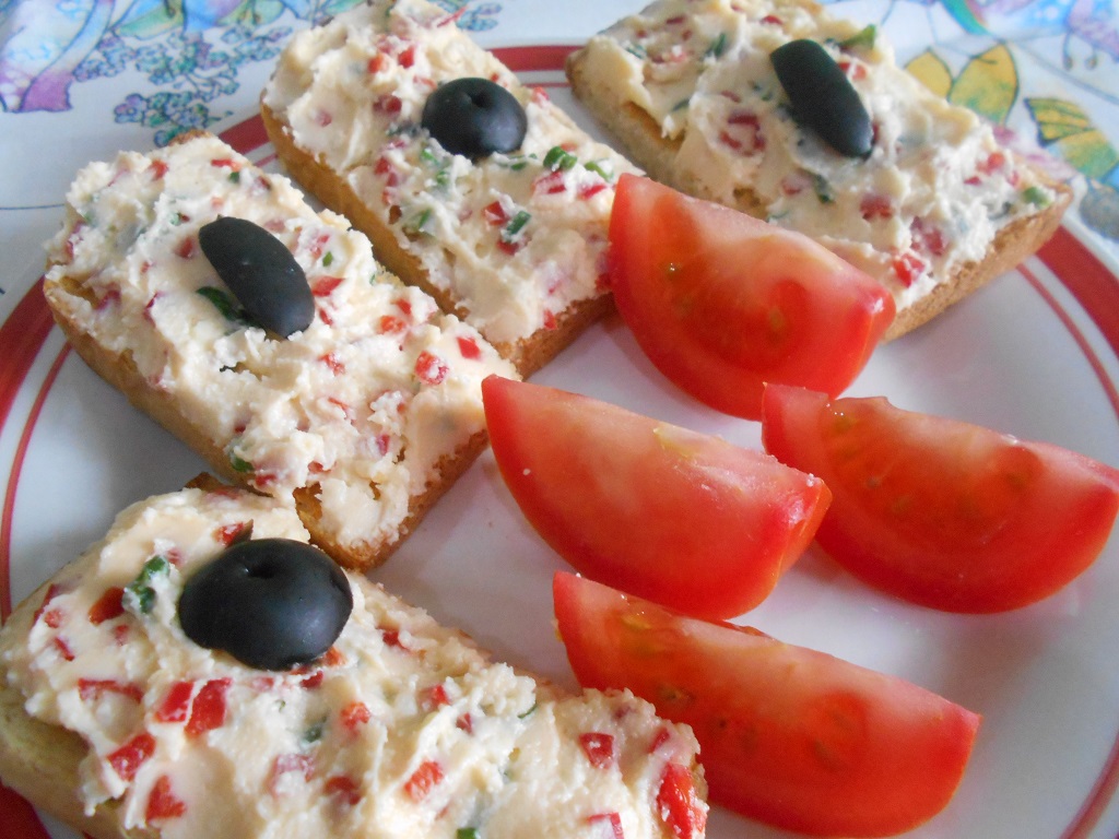 Aperitiv pasta tartinabila din branza de burduf, cu ceapa verde si ardei gras