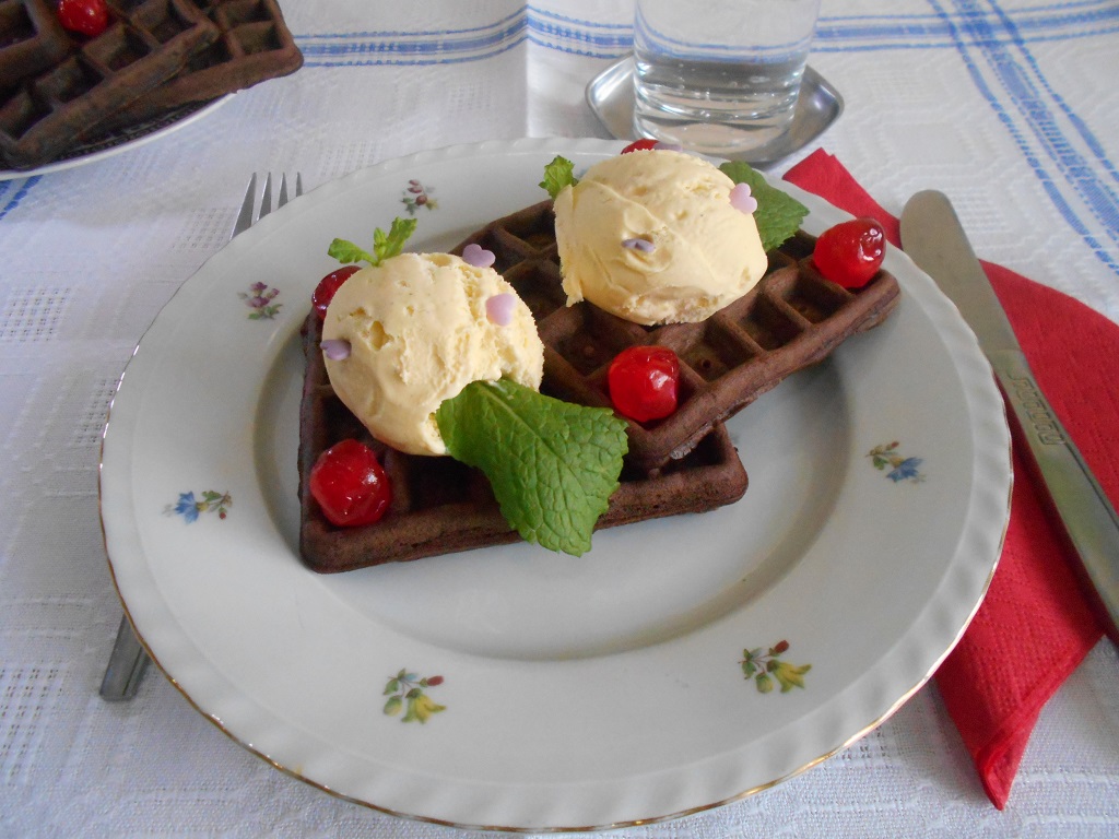 Desert gofre cu ciocolata si inghetata de vanilie