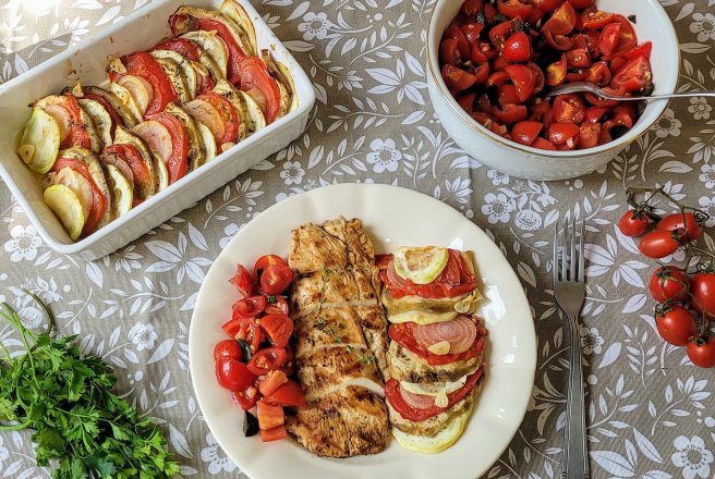 Piept de curcan la gratar servit cu legume la cuptor si salata de rosii