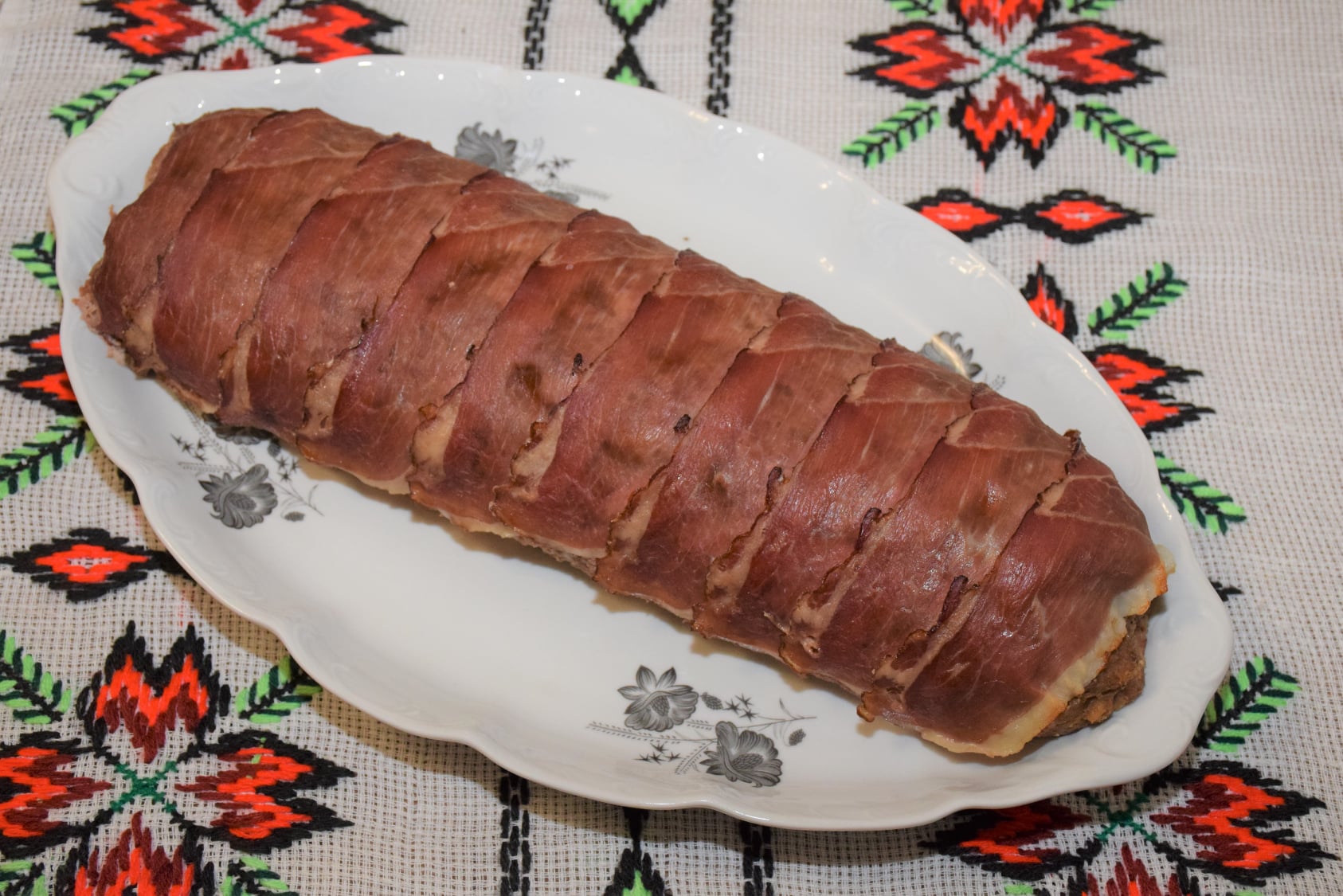 Aperitiv rulada de carne tocata cu legume si cascaval