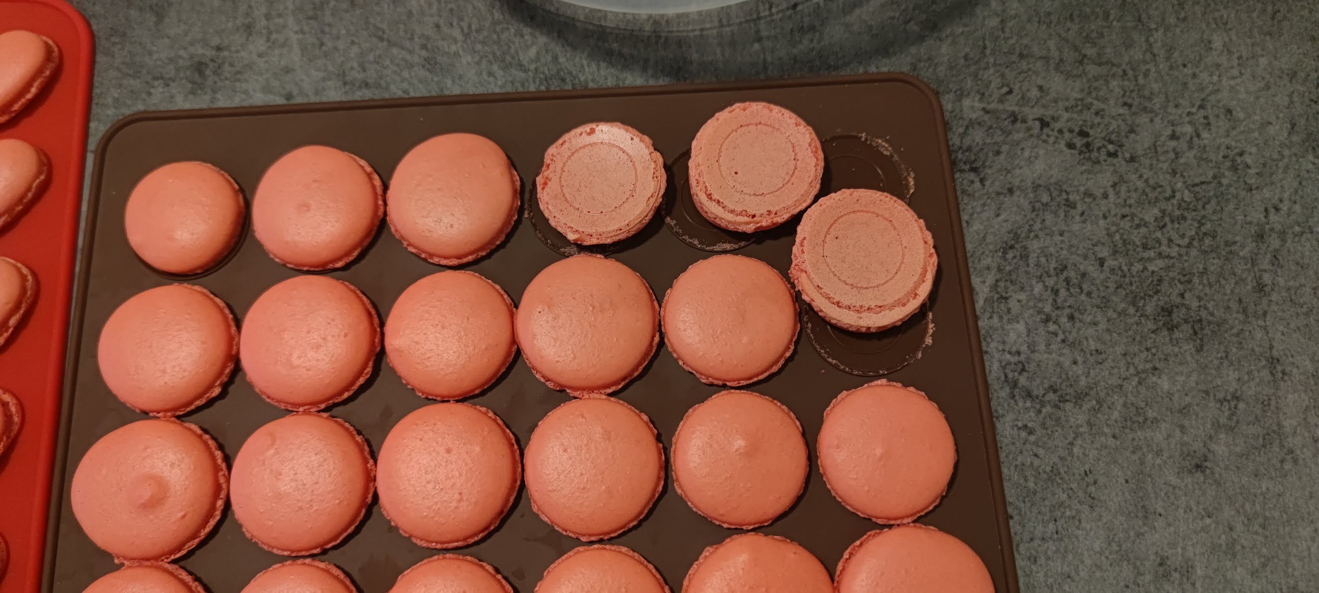 Desert macarons cu ganache de zmeura