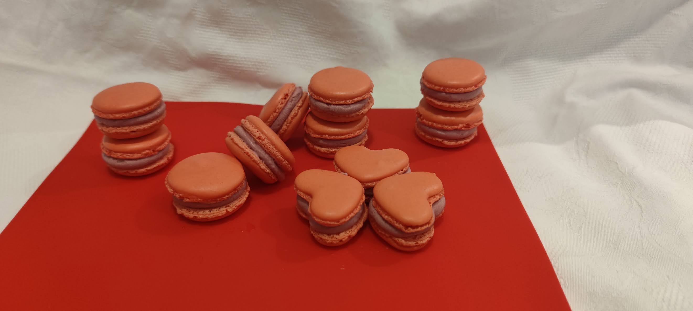 Desert macarons cu ganache de zmeura