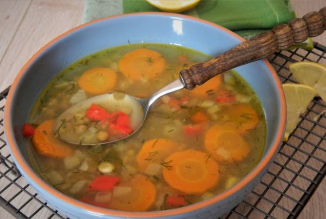 Reteta gustoasa de Ciorba de linte verde, acrita cu lamaie