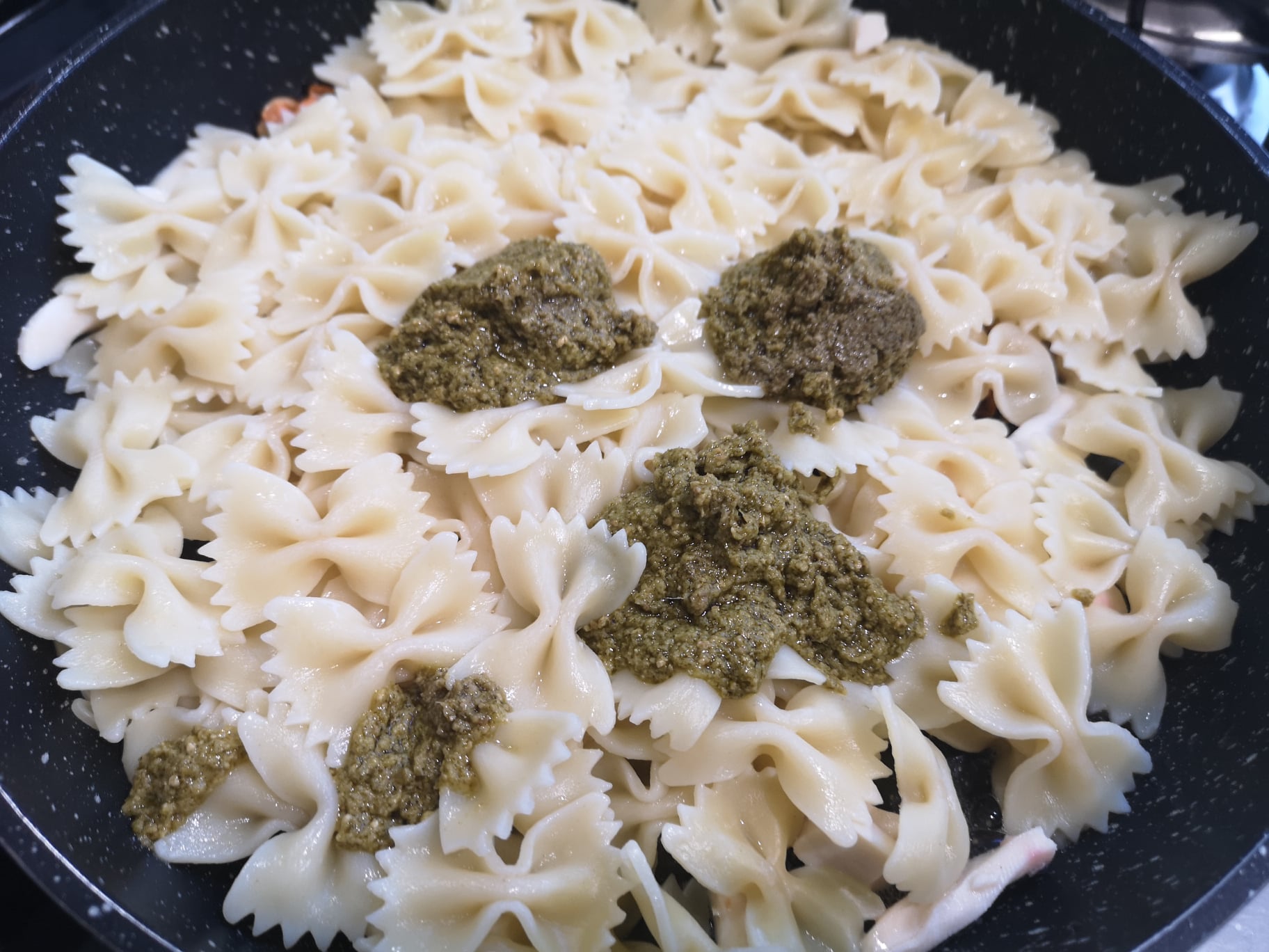 Paste cu pesto si fructe de mare