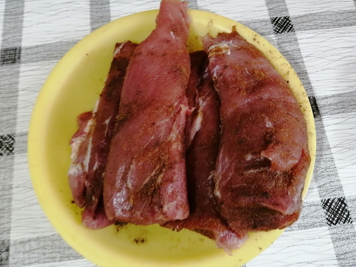 Muschiulet cu bacon si garnitura de legume