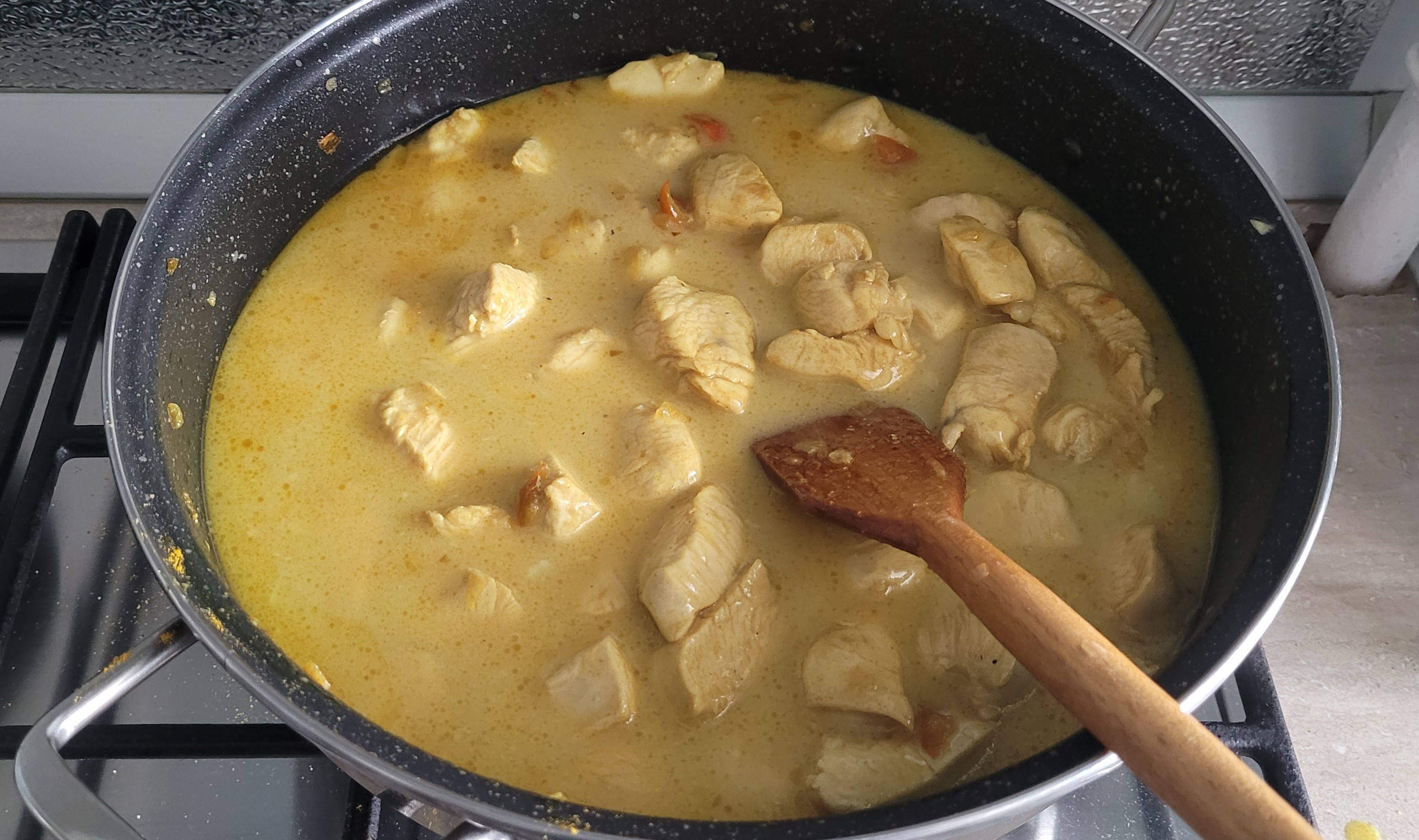 Curry de pui cu lapte de cocos, reteta delicioasa cu o savoare exotica