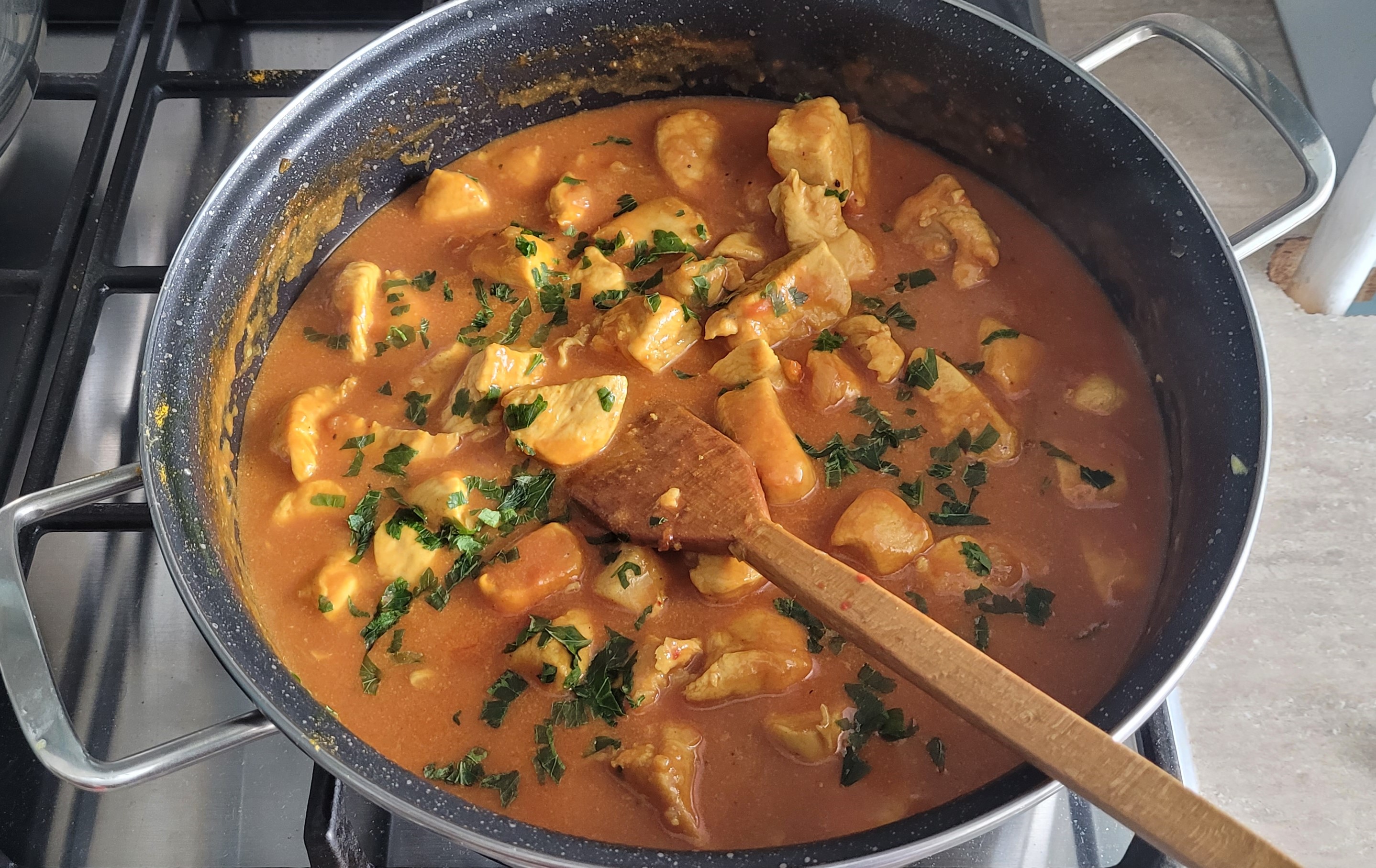 Curry de pui cu lapte de cocos, reteta delicioasa cu o savoare exotica