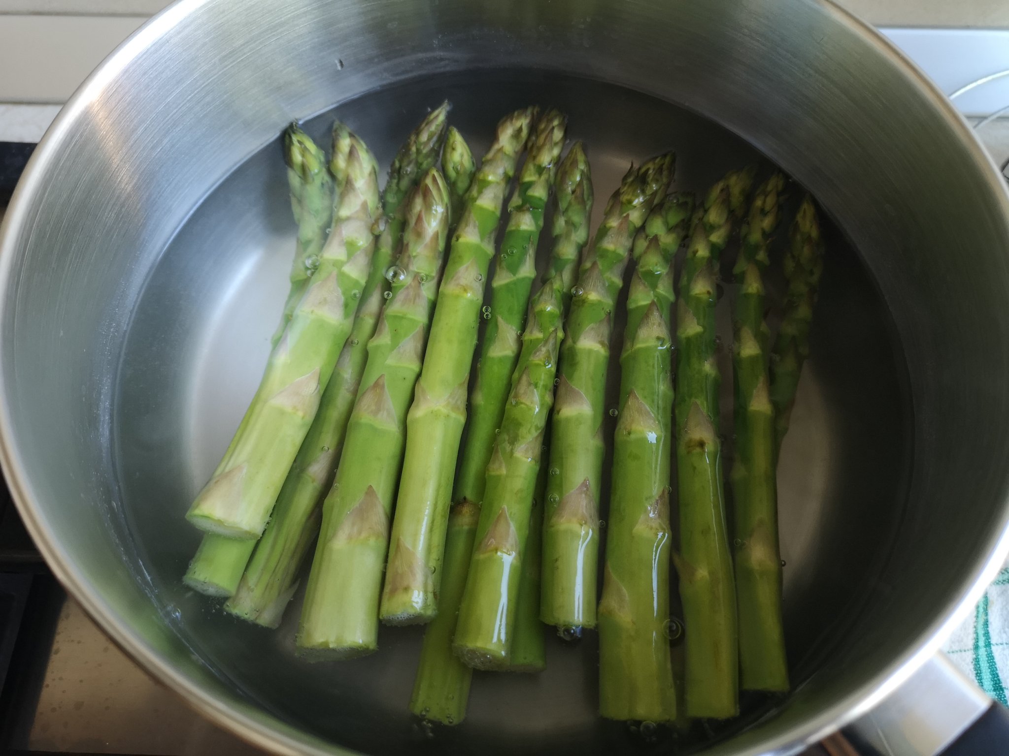 Sparanghel cu carne de curcan si broccoli