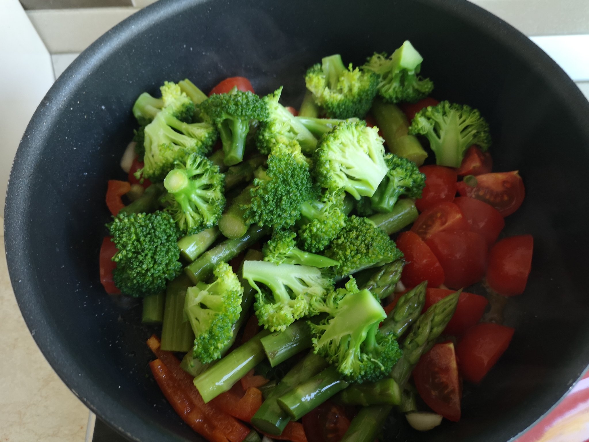 Sparanghel cu carne de curcan si broccoli