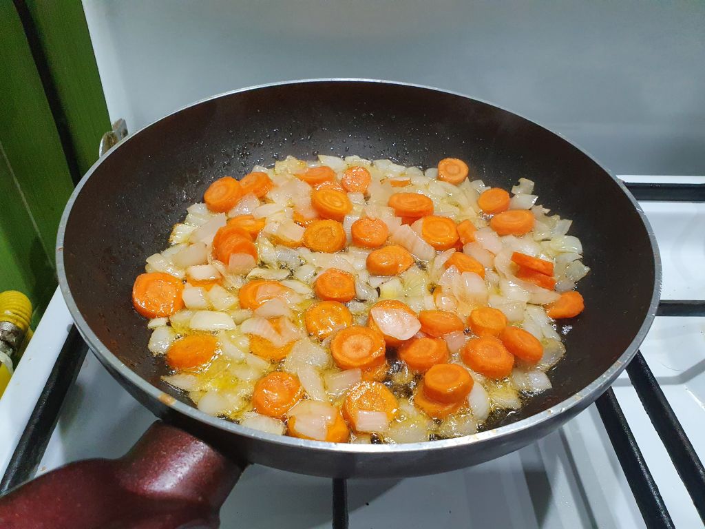 Reteta de pulpa de porc cu legume, in boluri de paine, la cuptor