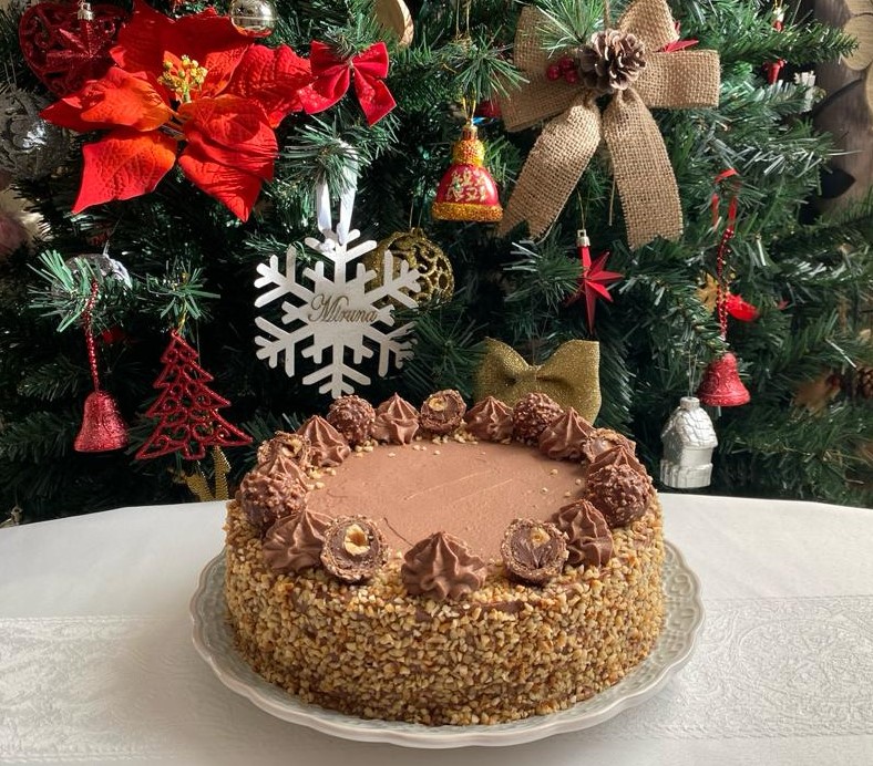 Reteta de tort ferrero rocher cu ciocolata si alune