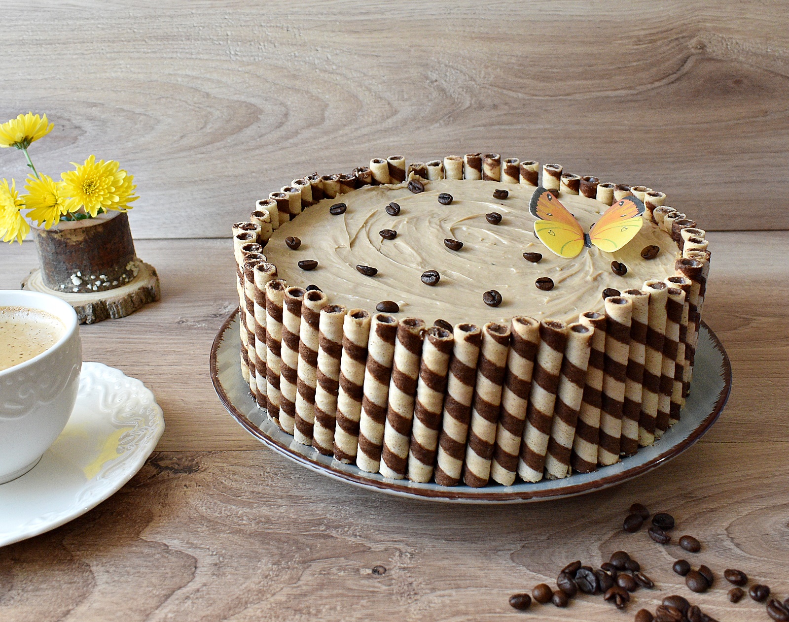 Reteta de tort cu crema de cafea si crema de fructe de padure