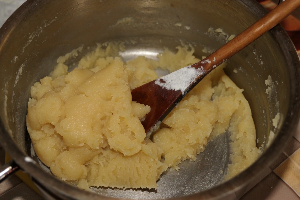 Mini choux a la creme cu vanilie, frisca si afine din dulceata, un deliciu fin si cremos