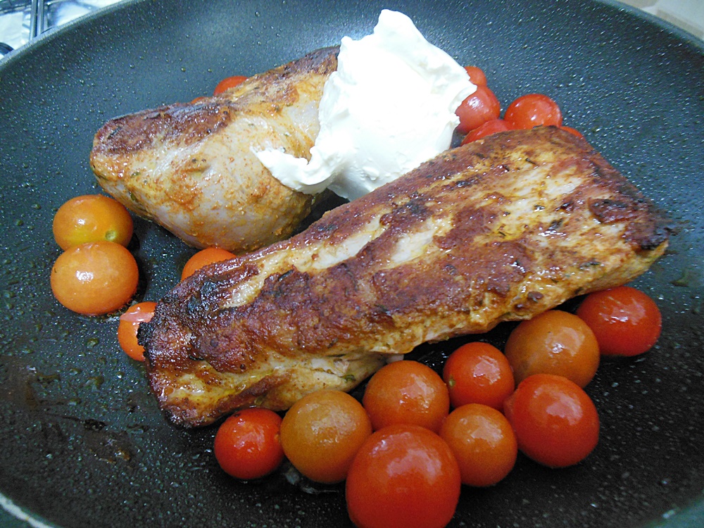 Muschiulet de porc savuros cu rosii cherry si mozzarella gratinata