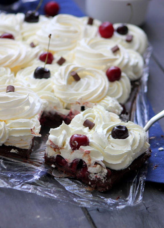 Tarta cu ciocolata, visine si cirese - Un desert delicios cu fructe