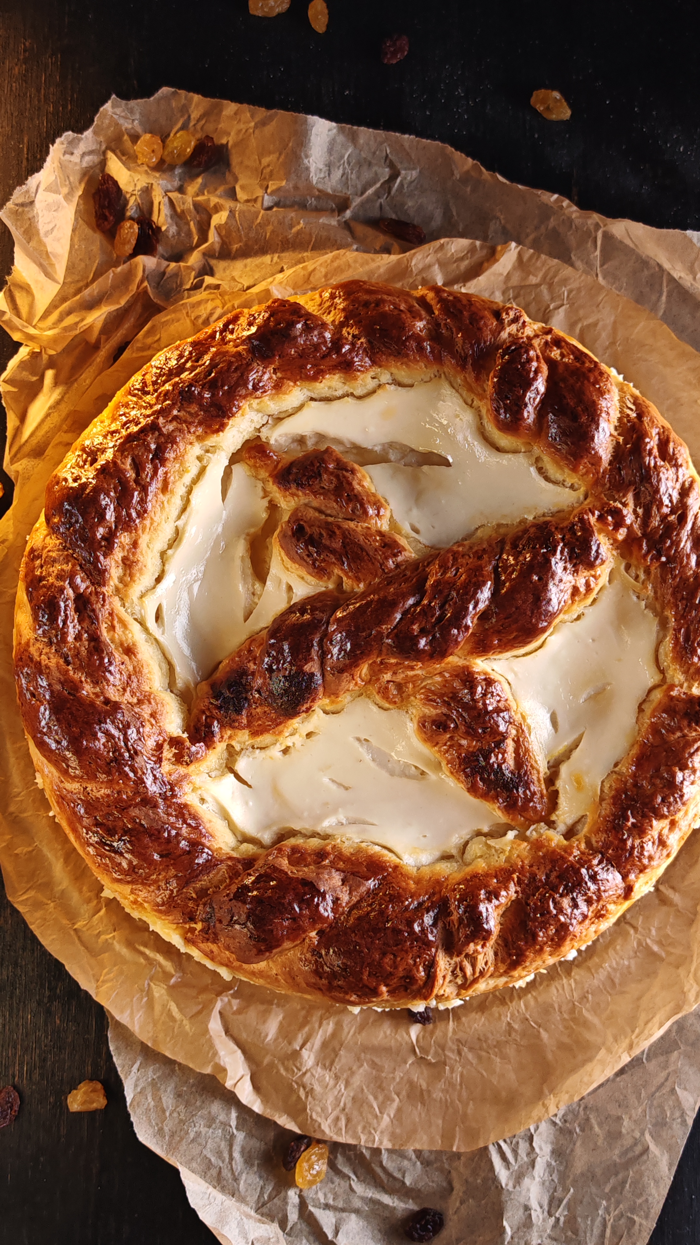 Pască cu aluat fără frământare și umplutură de brânză dulce - Rețeta delicioasă de casă