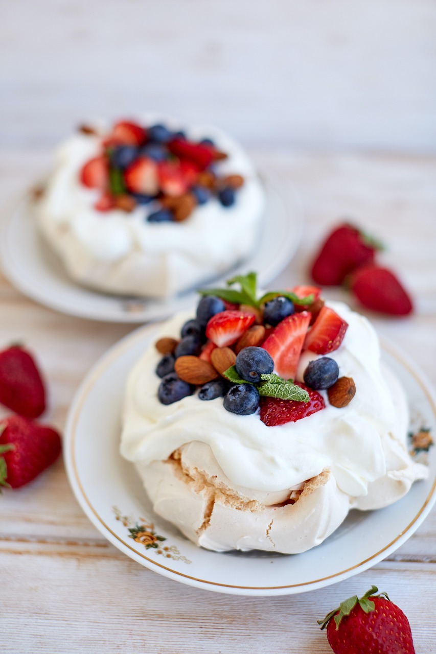 Mini Pavlova cu frisca si fructe de padure - Desert simplu, rafinat si elegant