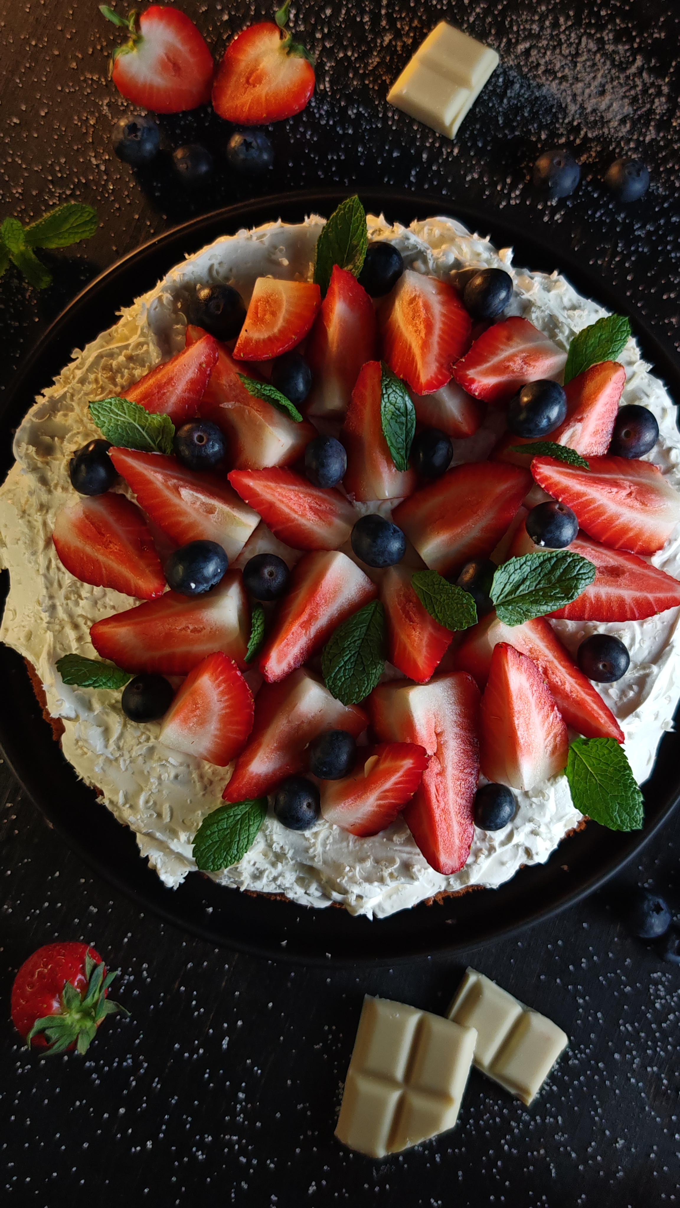 Tartă cu frișcă și fructe - Deliciul pufos și cremos care te cucerește