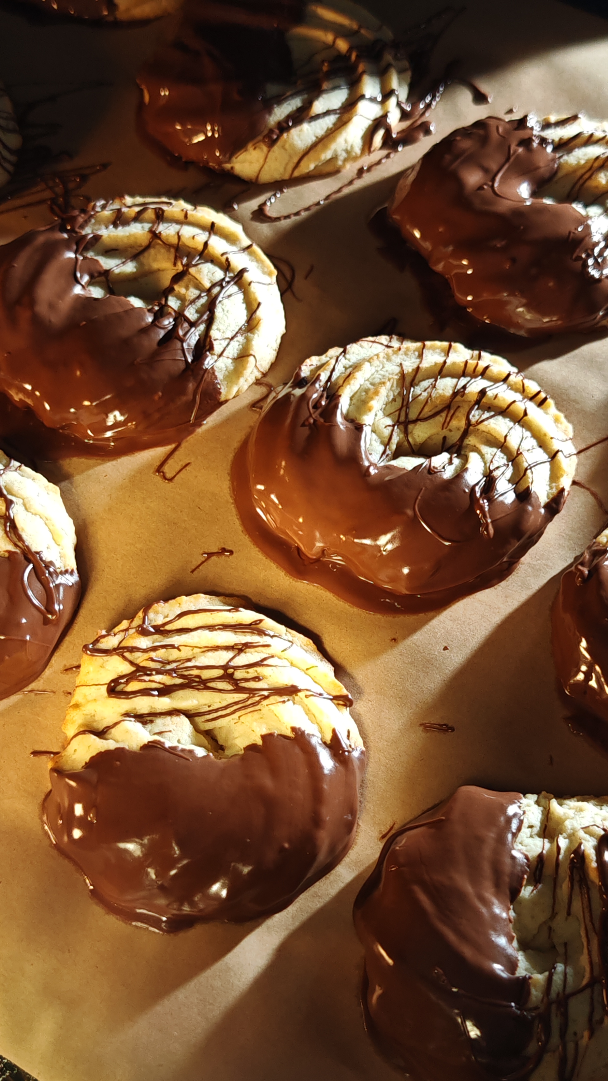 Biscuiți fragezi cu unt și ciocolată – rețeta simplă pentru un desert de casă delicios