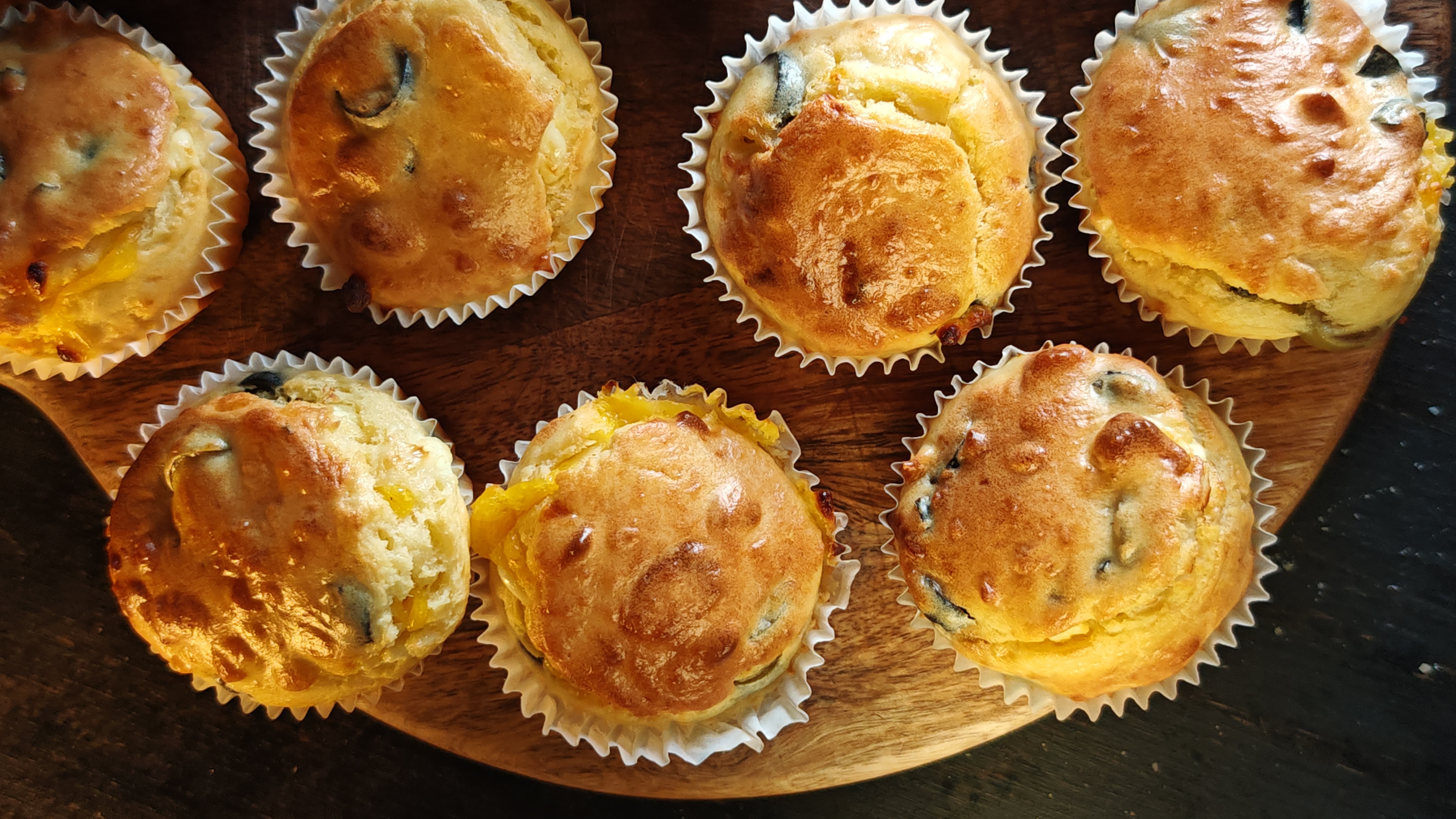 Brioșe cu măsline și brânzeturi - Aperitivul super gustos și rapid