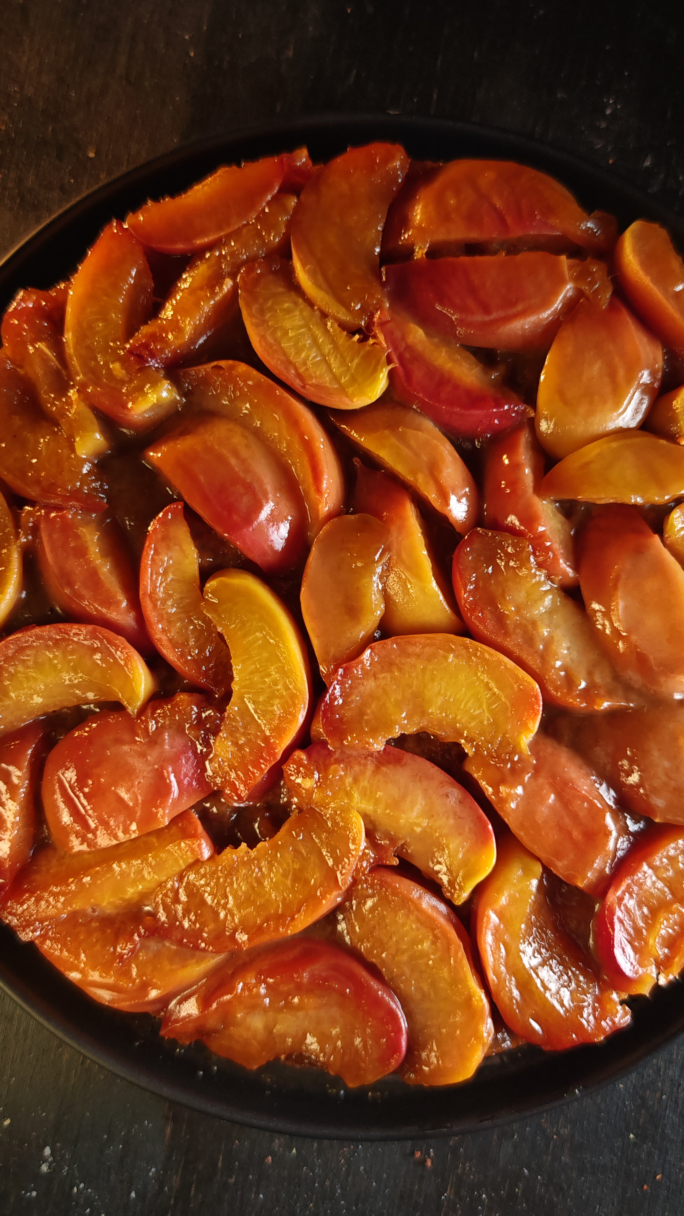 Prăjitură răsturnată cu piersici caramelizate - Rețeta delicioasă de vară