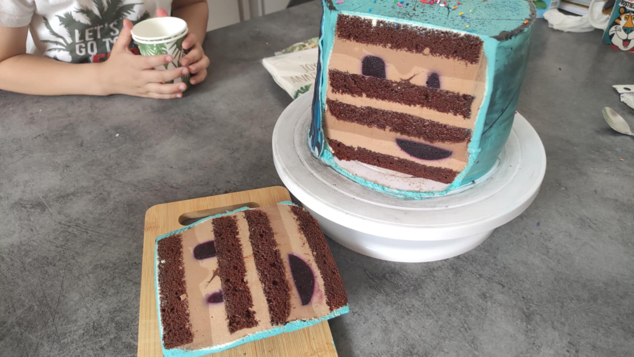 Tort cu bailey's, cafea si jeleu de afine